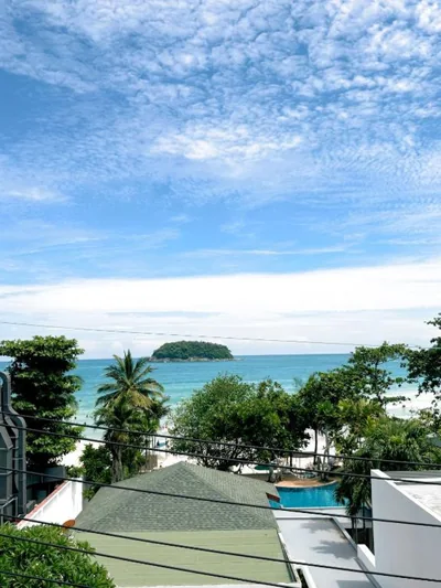 Standardzimmer mit Balkon und Meerblick — Kata Beachwalk Hotel and Bungalows